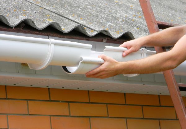 Cost of Gutter Hanging in Kingsport
